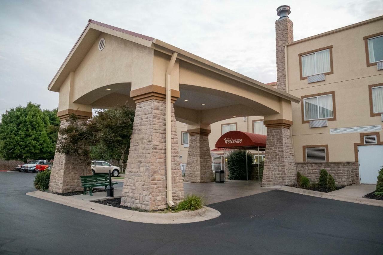 Baymont By Wyndham Springfield I-44 Hotel Exterior foto